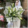 5 белых Восточных лилий